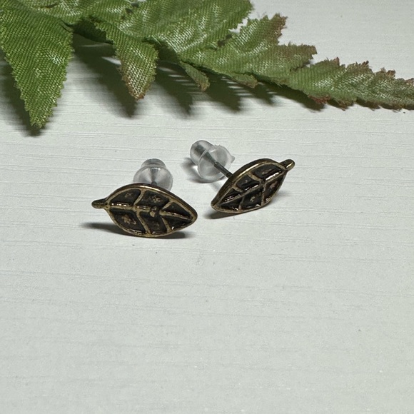 A Pair of Earrings With Small Leaves - Picture 4 of 5